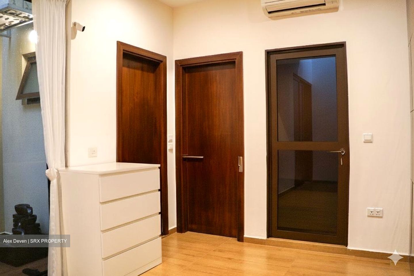 Holland Link (D10), Terrace #522817541